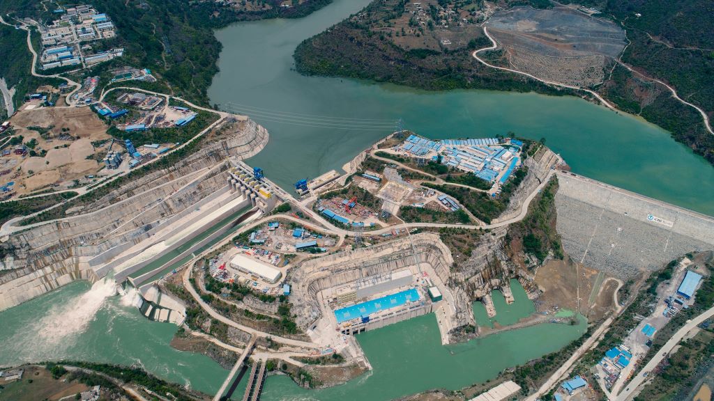 中巴經(jīng)濟(jì)走廊首個(gè)水電項(xiàng)目——巴基斯坦卡洛特水電站。（三峽集團(tuán)供圖）