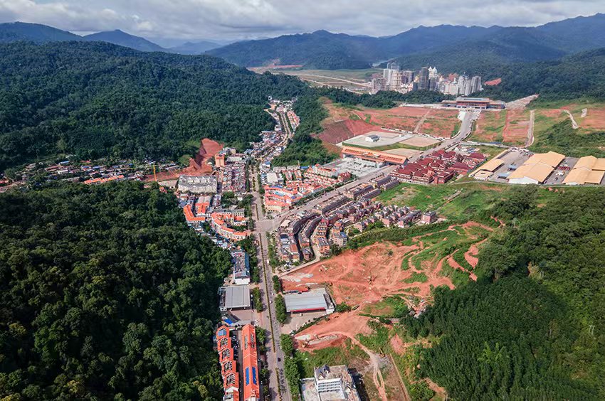 磨憨口岸俯瞰，右前方高層白色建筑群為老撾境內(nèi)。人民網(wǎng)記者 符皓攝