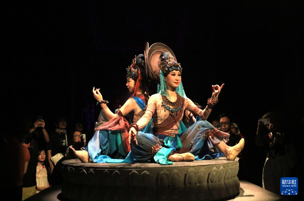 8月5日晚，游客在甘肅省敦煌市觀看大型洞窟式沉浸體驗(yàn)劇《樂動(dòng)敦煌》。 新華社發(fā)（張曉亮 攝）