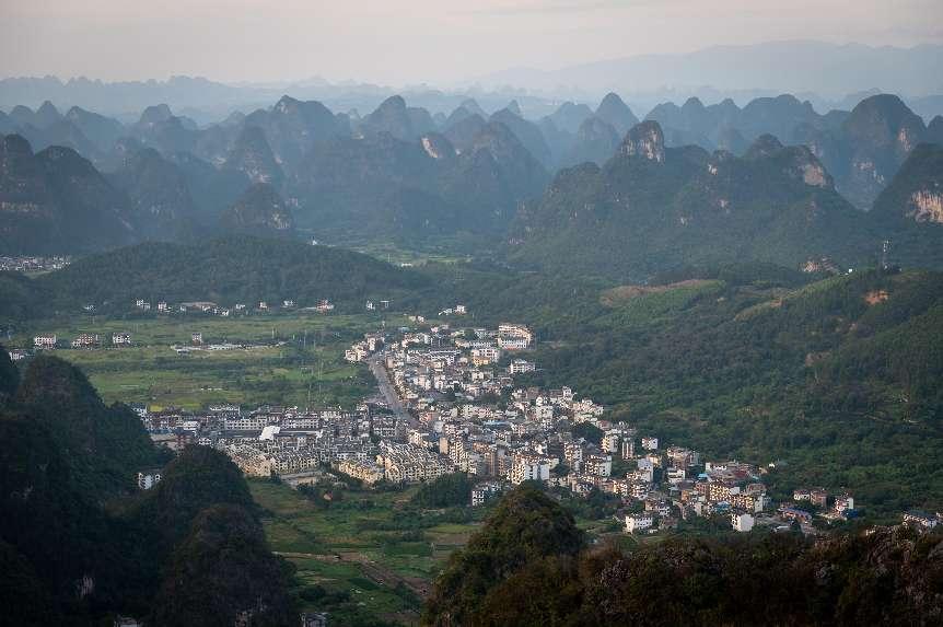 廣西層巒疊嶂，郁郁蔥蔥。 人民網 嚴立政攝