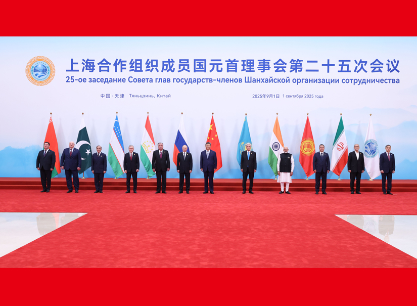 習(xí)近平同出席會(huì)議的上海合作組織成員國(guó)領(lǐng)導(dǎo)人、常設(shè)機(jī)構(gòu)負(fù)責(zé)人集體合影