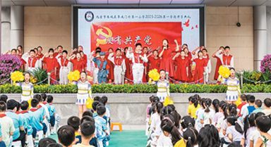 小學(xué)生開(kāi)學(xué)唱響愛(ài)國(guó)歌曲